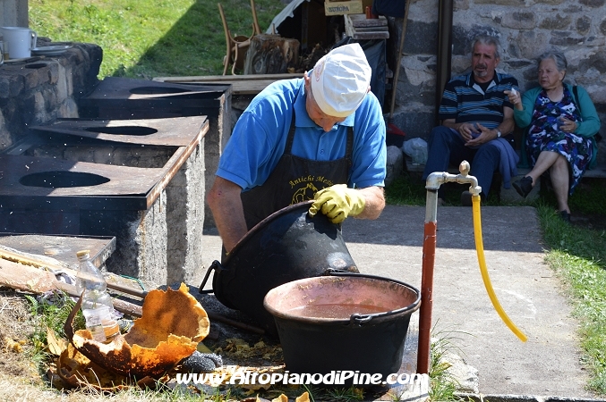 Dopo pranzo la pulizia - Rifugio Pontara - festa delle famiglie - agosto 2013