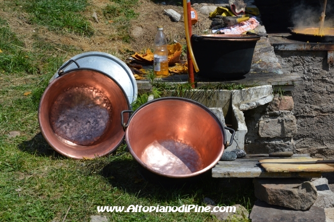 Dopo pranzo la pulizia - Rifugio Pontara - festa delle famiglie - agosto 2013