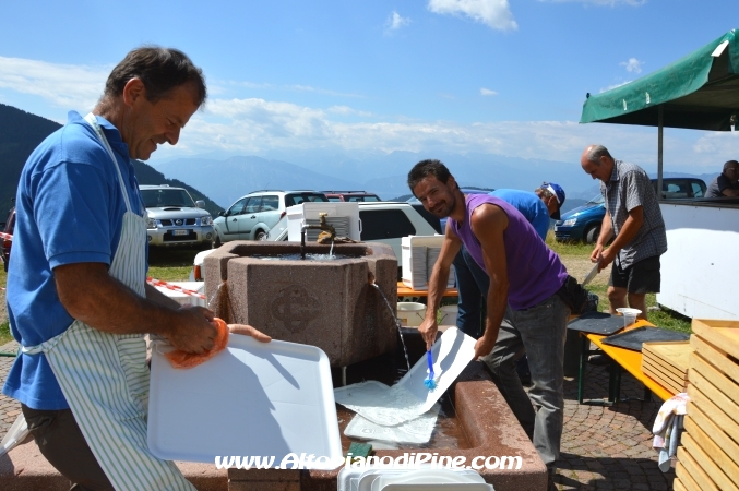Dopo pranzo la pulizia - Rifugio Pontara - festa delle famiglie - agosto 2013