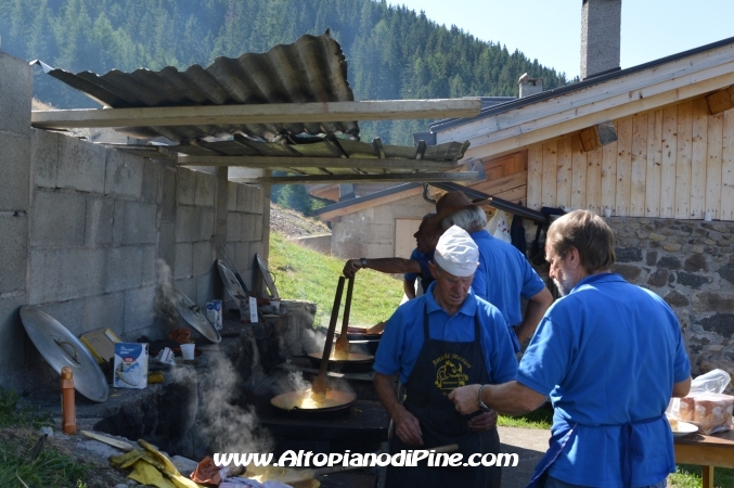 Preparazione della polenta - Rifugio Pontara - festa delle famiglie - agosto 2013