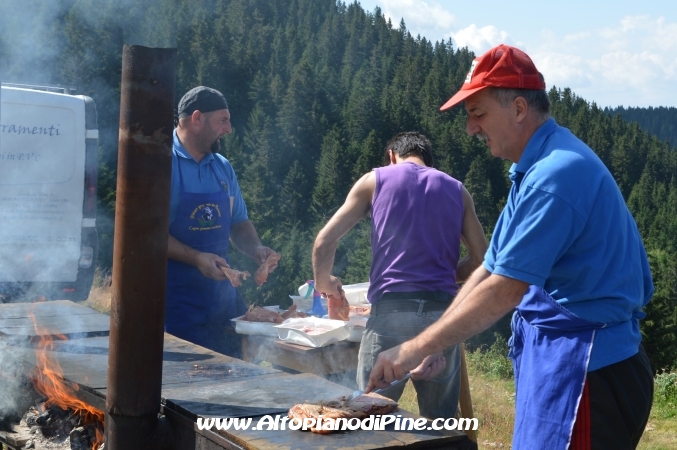 Preparazione della carne - Rifugio Pontara - festa delle famiglie - agosto 2013
