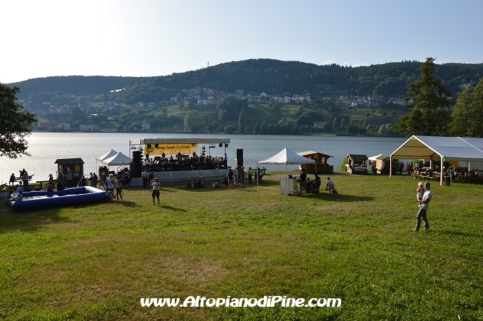La spiaggia sul Lago della Serraia, anfiteatro naturale per il Gang Band Festival Piné 2013 