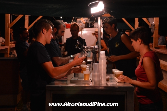 I volontari dei Vigili del Fuoco al servizio bar - Gang Band Festival Piné 2013