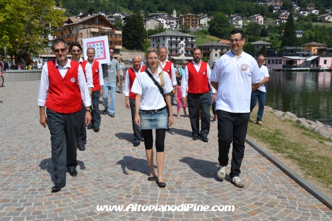 Rappresentanti del Coro Costalta, del Gruppo Bandistico Folk Pinetano, dei Nonostantetutto e altri ancora