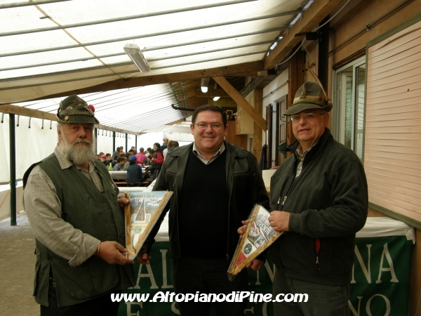 Gemellaggio Fossoli-Miola 2013 - gli Alpini consegnano i gagliardeti al dirigente scolastico di Fossoli
