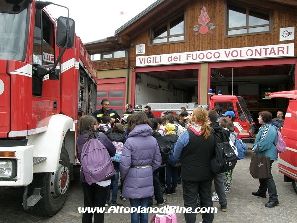 Gemellaggio Fossoli-Miola 2013 - caserma e mezzi dei Vigili del Fuoco Volontari di Baselga