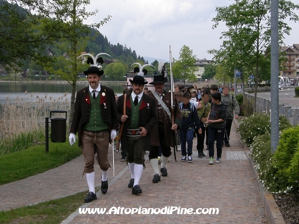 Gemellaggio Fossoli-Miola 2013 - gli Schutzen che accompagnano i bambini
