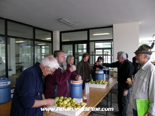 Gemellaggio Fossoli-Miola 2013 - the caldo, the freddo e mele distribuite da la Grenz de Miola