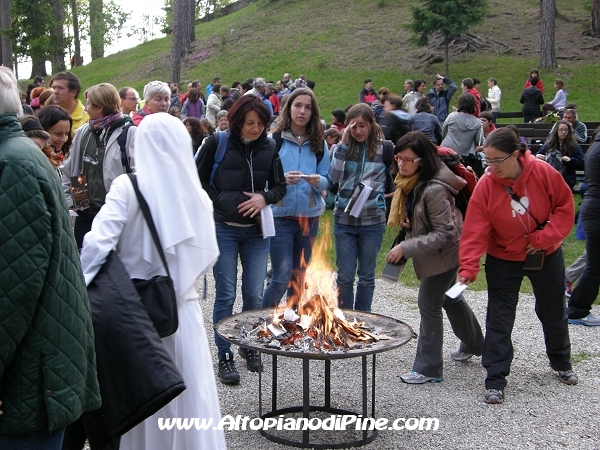 Pellegrinaggio Notturno Montagnaga - Trento 2013 - i partecipanti al pellegrinaggio che lanciano la loro preghiera nel fuoco