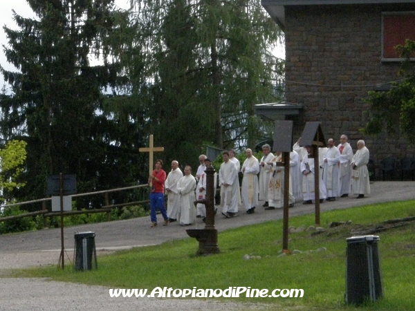 Pellegrinaggio Notturno Montagnaga - Trento 2013 - l'arrivo in processione dei celebranti