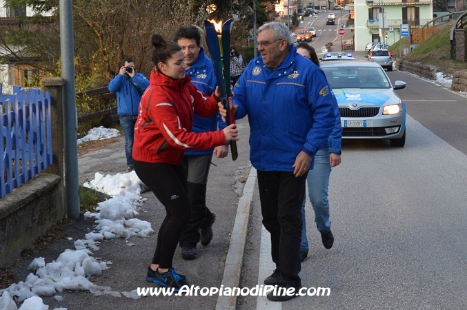 Passaggio della fiaccola tra Marco Avi di Piné Motori e Rita Giovannini del Circolo Pattinatori Pine'