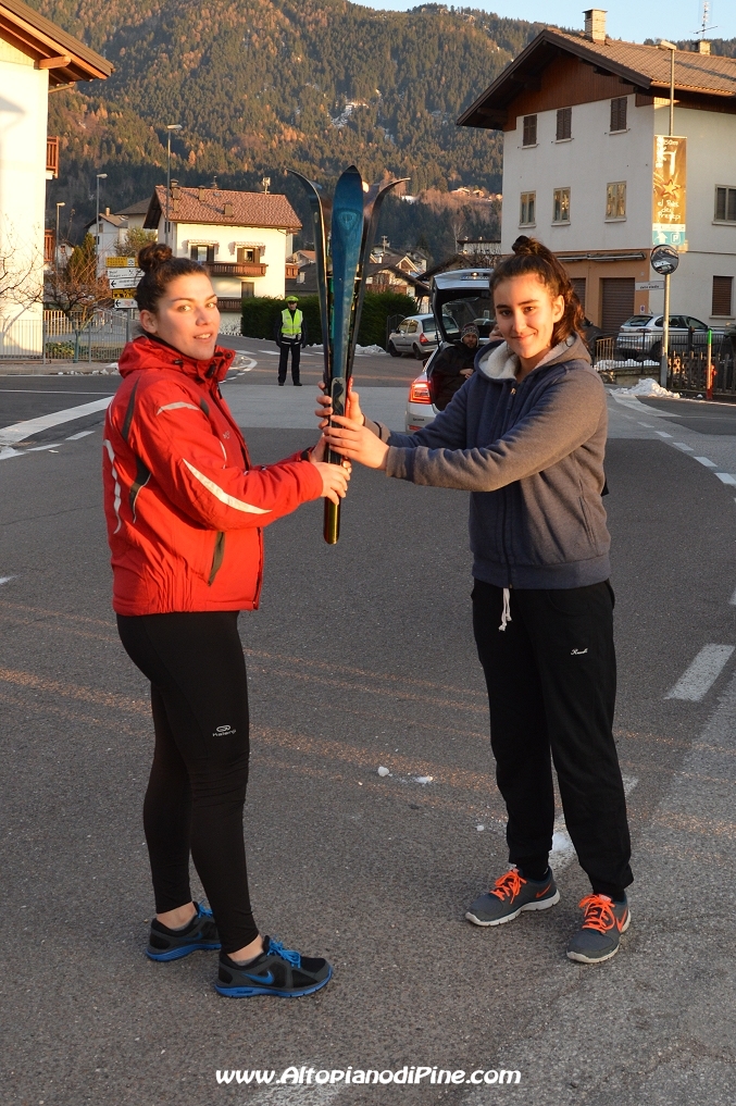 Passaggio della fiaccola tra Circolo Pattinatori Piné (Rita Giovannini) e Hockey Club Piné (Nadia Mattivi)