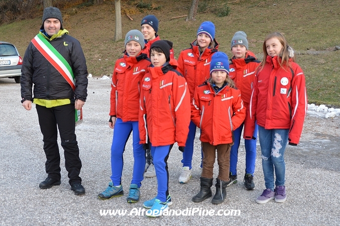 Il Sindaco di Baselga di Piné Ugo Grisenti e alcuni atleti del Circolo Pattinatori Pine'