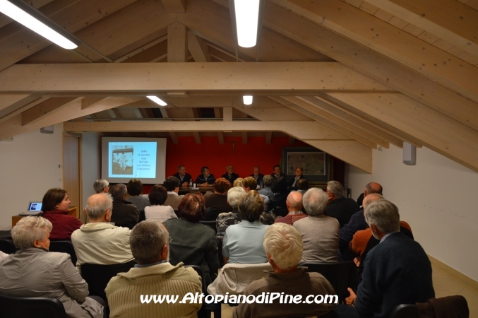 La gente presente alla presentazione del libro