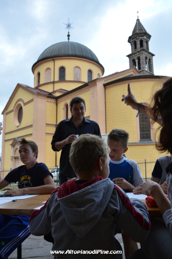 Il giudice guarda i piccoli artisti all'opera - Concorso di Pittura La nostra Chiesa vista con i vostri occhi.
