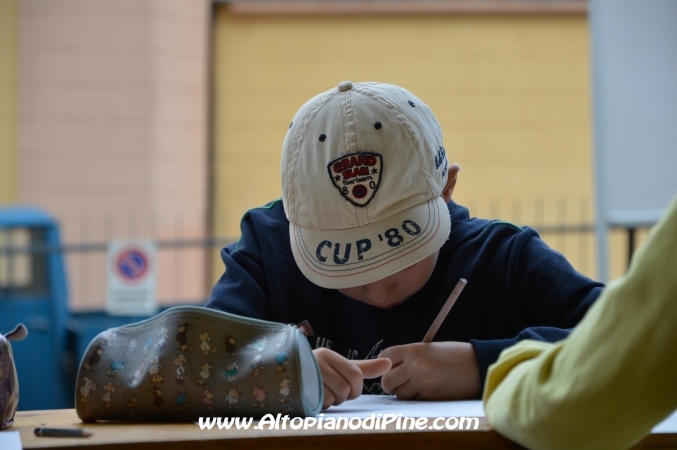 Piccolo artista concentrato e all'opera.