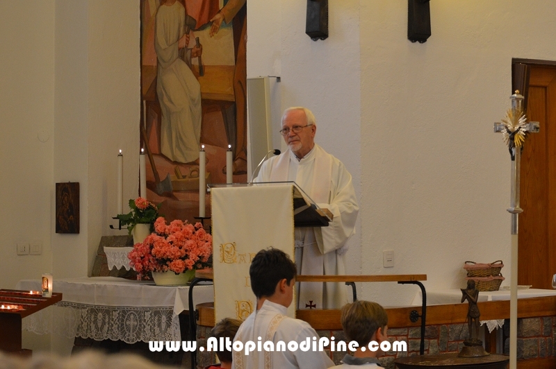 Il parroco don Giorgio Garbari che ha guidato rosario e processione