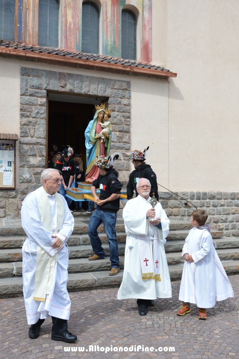 La partenza della processione per le strade di Brusago