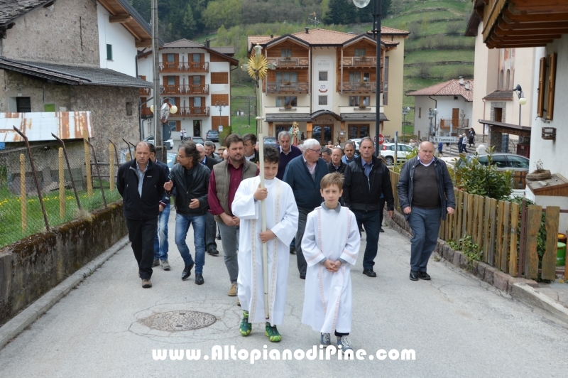 La statua della Madonna del Buon Consiglio portata dai coscritti del 1995