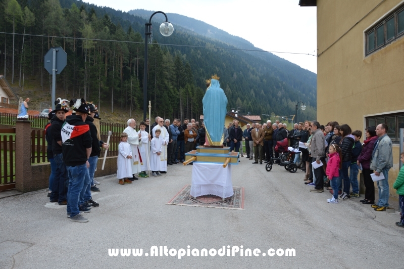 La croce che guida la processione