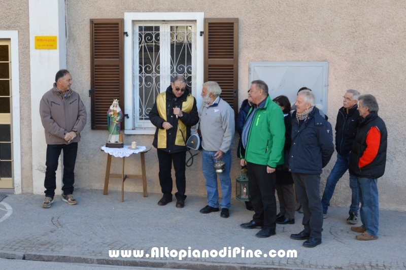 La partenza della processione in onore di Santa Barbara nel paese di San Mauro 