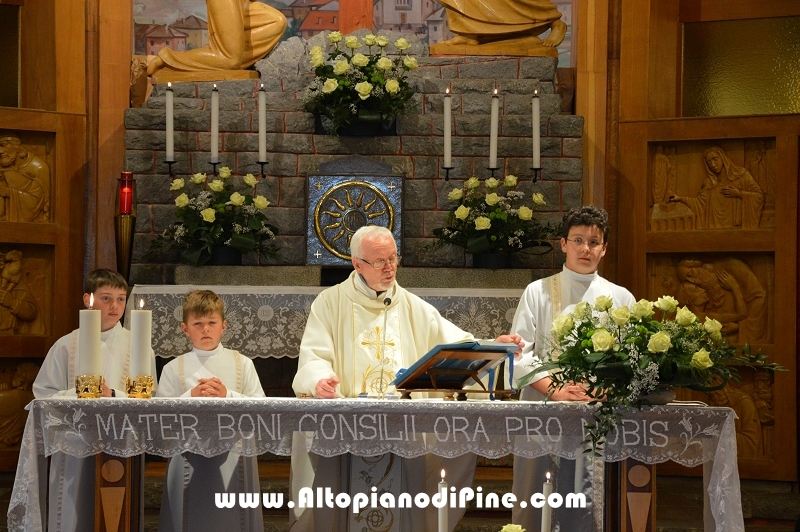 Il parroco don Giorgio Garbari che ha guidato rosario e processione