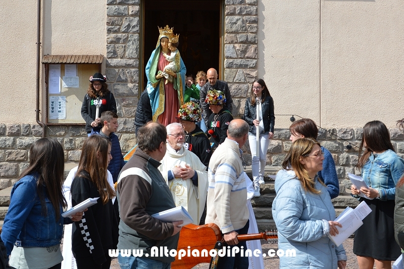 La croce che guida la processione
