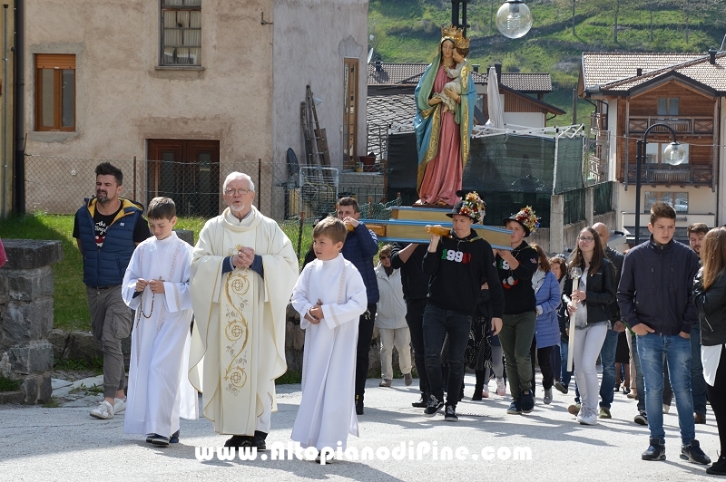 Don Giorgio Garbari e la statua della Madonna del Buon Consiglio portata in processione a Brusago
