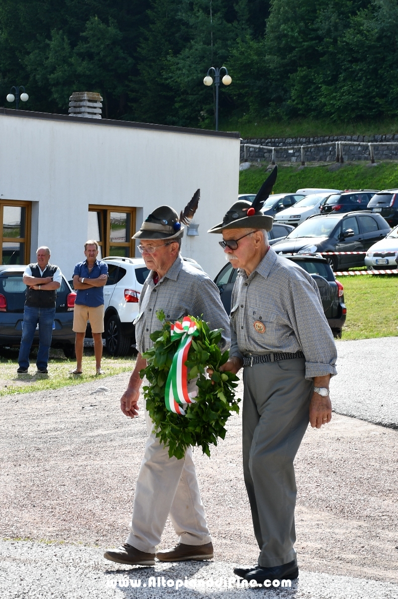 Cerimonia in onore ai caduti e alzabandiera - 85 Alpini Bedollo