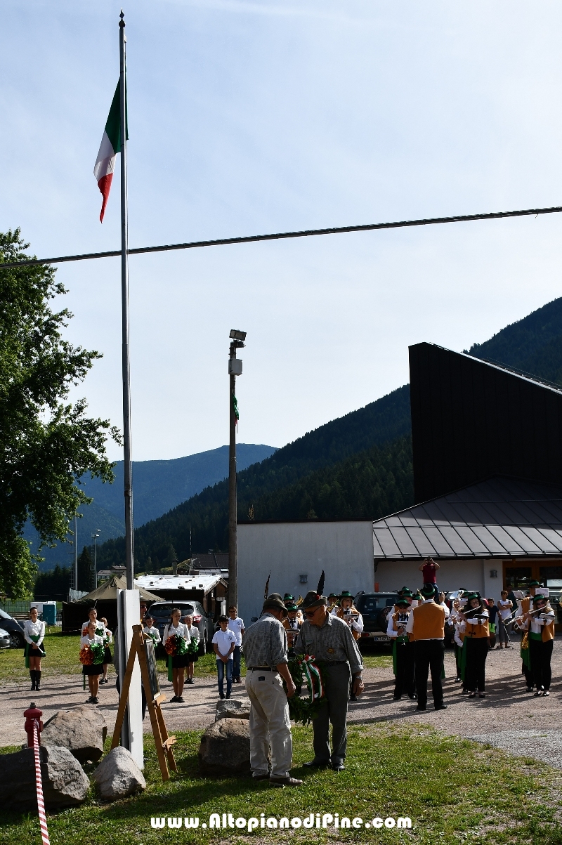 Cerimonia in onore ai caduti e alzabandiera - 85 Alpini Bedollo