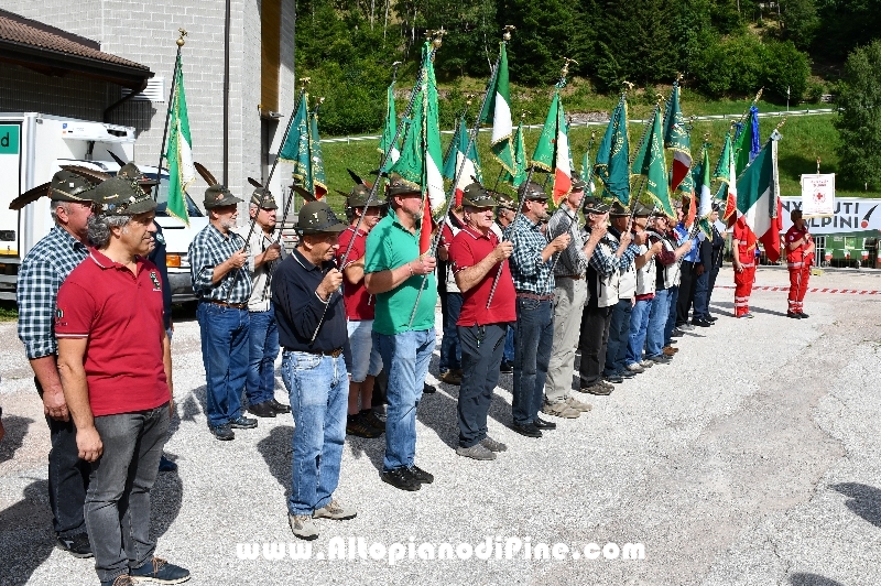 Cerimonia in onore ai caduti e alzabandiera - 85 Alpini Bedollo