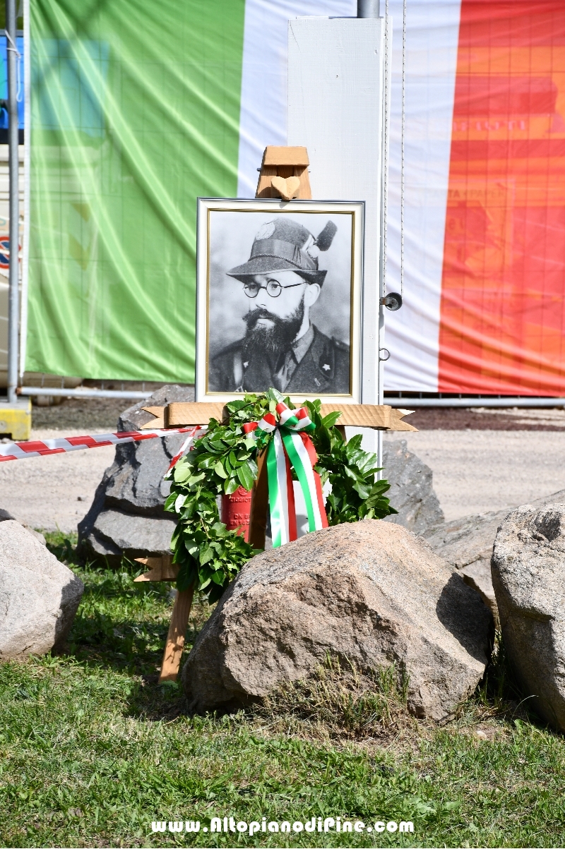 Cerimonia in onore ai caduti e alzabandiera - 85 Alpini Bedollo