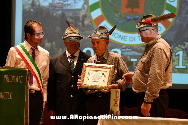 Premiazione di chi da pi anni è iscritto al Gruppo Alpini Bedollo