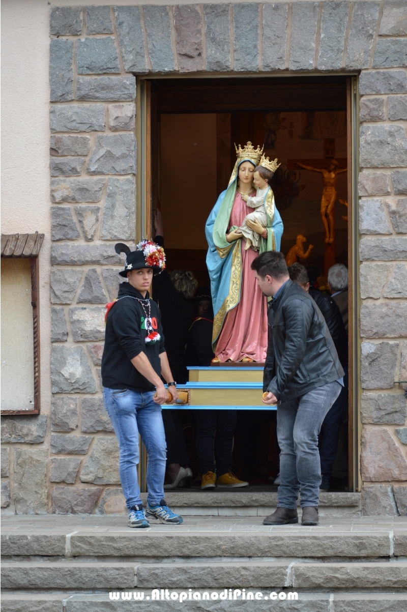 Don Giorgio Garbari e la statua della Madonna del Buon Consiglio portata in processione a Brusago