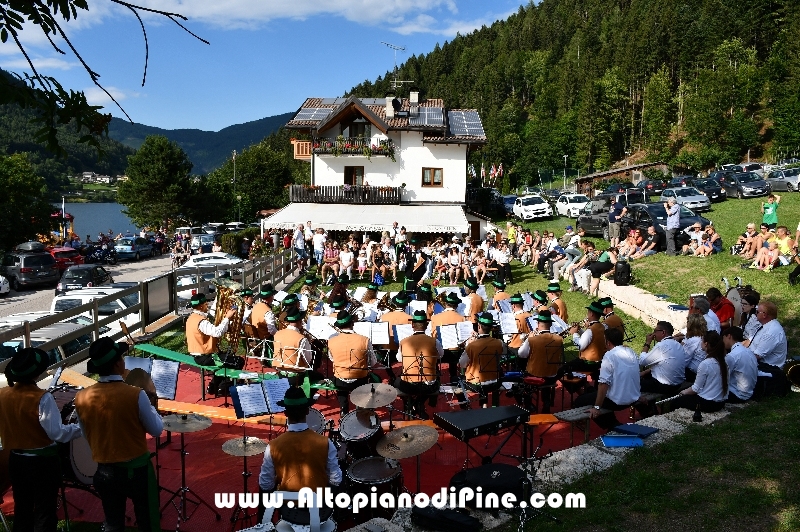 Gemellaggio tra la Banda Cittadina di Carre' ed il  Gruppo Bandistico Folk Pinetano