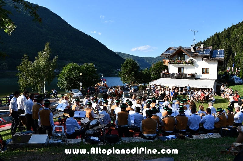Gemellaggio tra la Banda Cittadina di Carre' ed il  Gruppo Bandistico Folk Pinetano