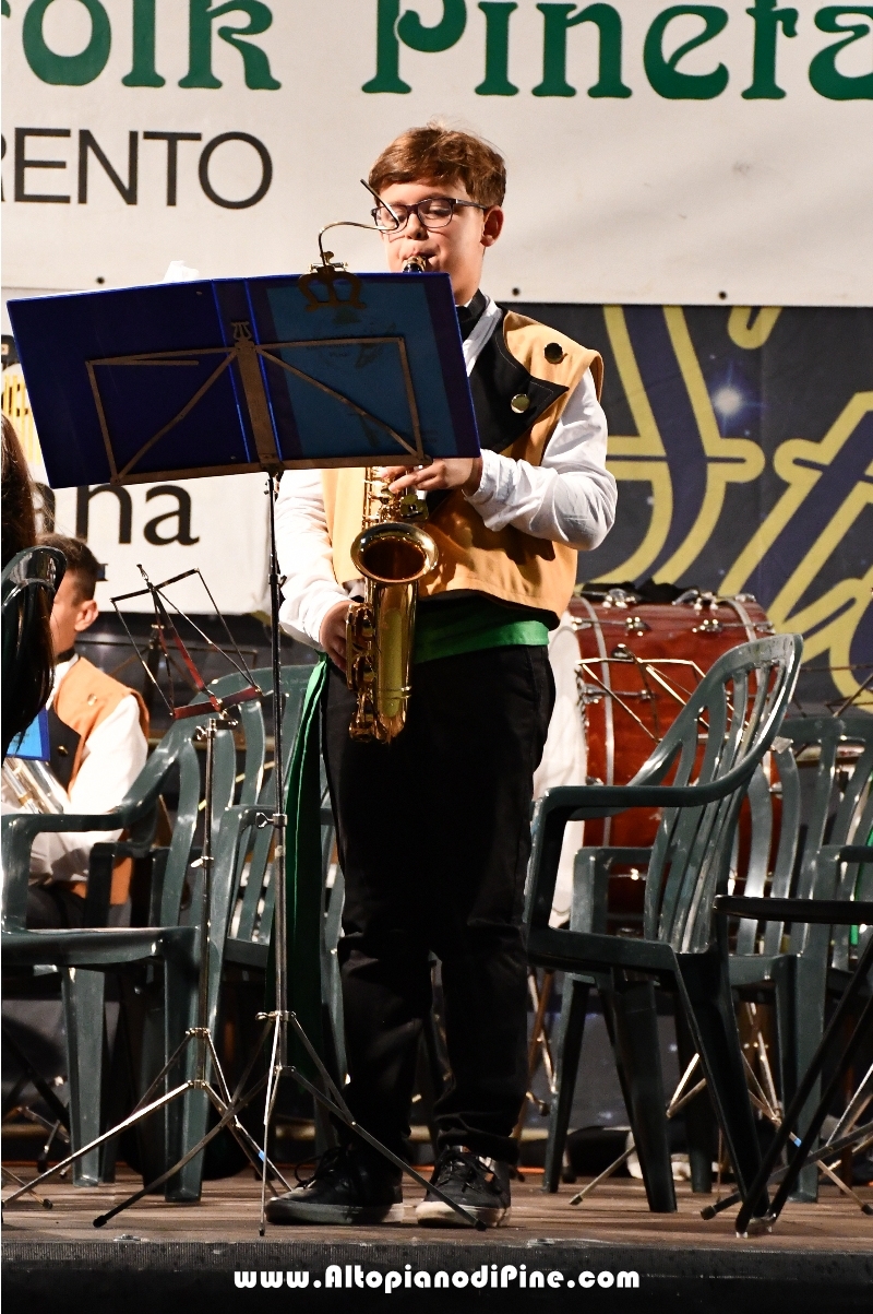 Concerto Banda Giovanile Pine', Gruppo Bandistico Folk Pinetano ed esibizione Majorettes