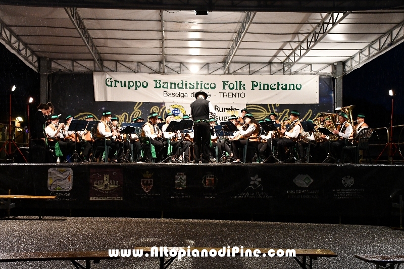 Concerto Banda Giovanile Pine', Gruppo Bandistico Folk Pinetano ed esibizione Majorettes