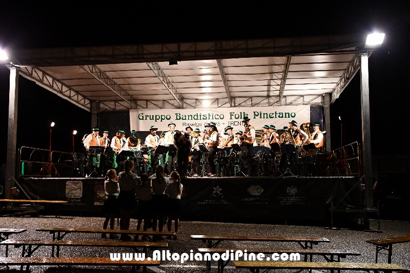 Concerto Banda Giovanile Pine', Gruppo Bandistico Folk Pinetano ed esibizione Majorettes