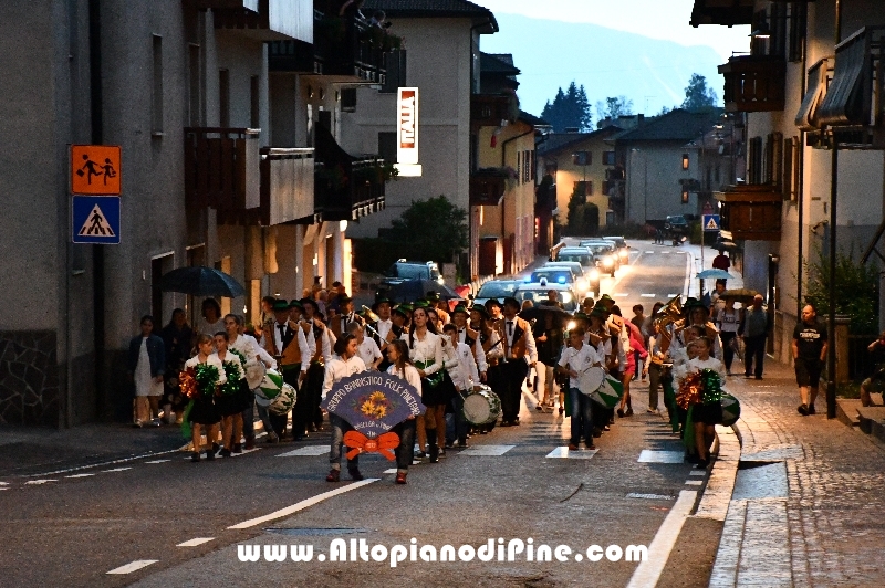 Concerto Banda Giovanile Pine', Gruppo Bandistico Folk Pinetano ed esibizione Majorettes