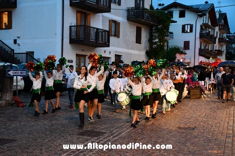 Concerto Banda Giovanile Pine', Gruppo Bandistico Folk Pinetano ed esibizione Majorettes