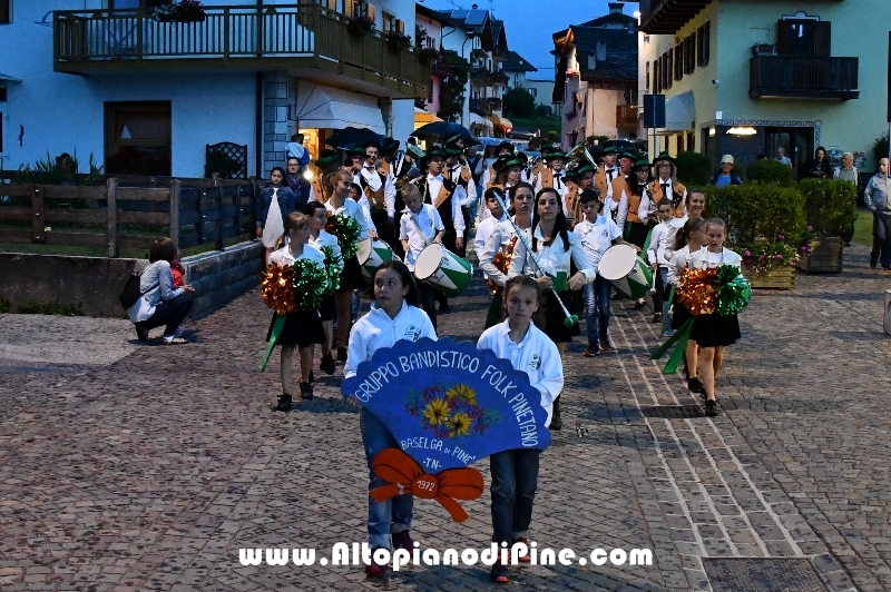 Concerto Banda Giovanile Pine', Gruppo Bandistico Folk Pinetano ed esibizione Majorettes