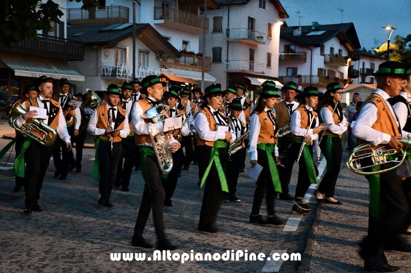 Concerto Banda Giovanile Pine', Gruppo Bandistico Folk Pinetano ed esibizione Majorettes