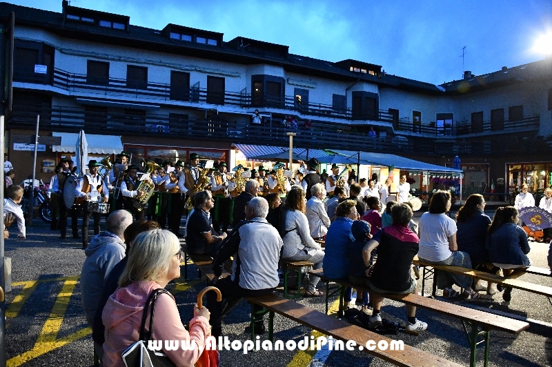 Concerto Banda Giovanile Pine', Gruppo Bandistico Folk Pinetano ed esibizione Majorettes