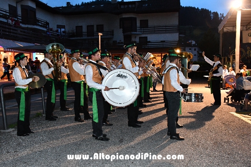 Concerto Banda Giovanile Pine', Gruppo Bandistico Folk Pinetano ed esibizione Majorettes