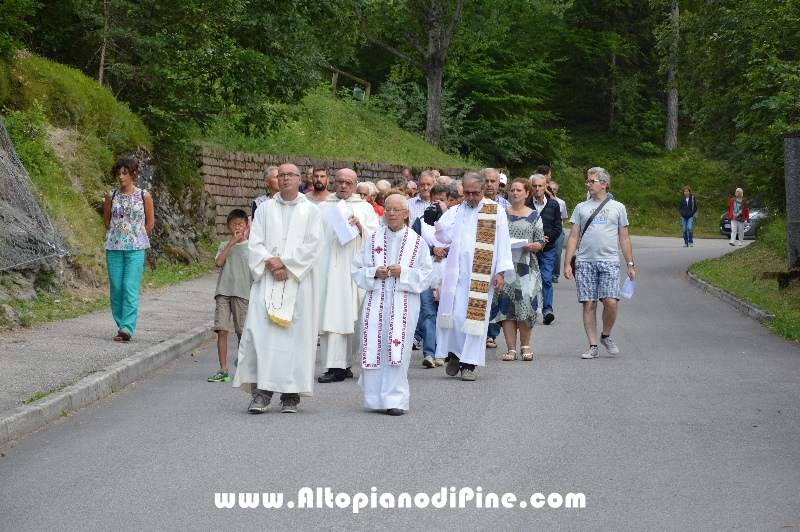 Processione verso il Santuario Madonna di Piné a  Montagnaga dedicato a S. Anna border=