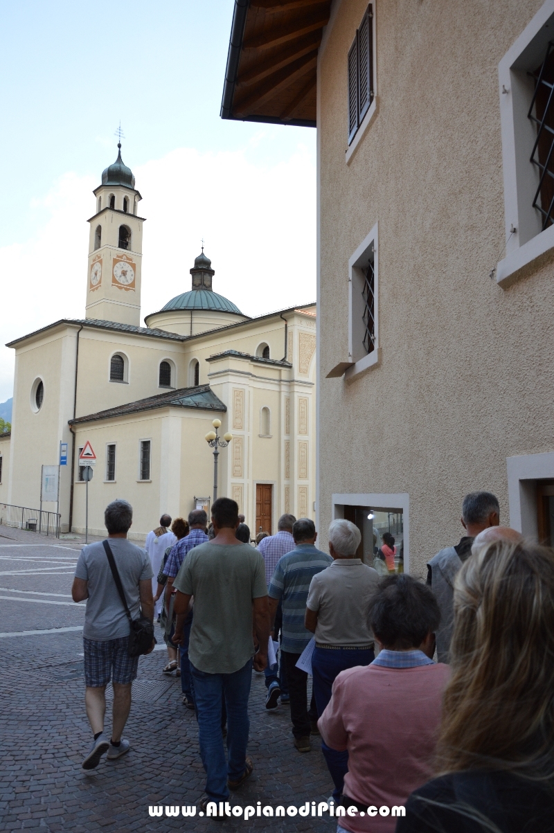 Processione verso il Santuario Madonna di Piné a  Montagnaga dedicato a S. Anna