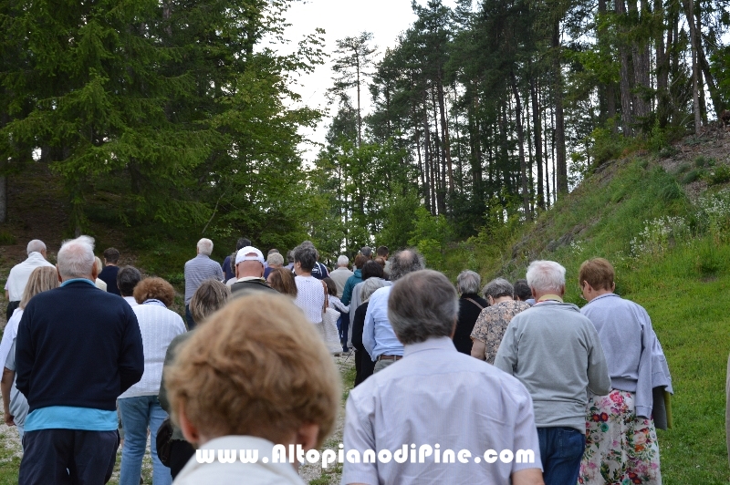 Processione verso il Santuario Madonna di Piné a  Montagnaga dedicato a S. Anna