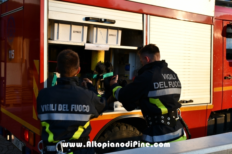 Per la presenza di fumo e fiamme due vigili si preparano con autorespiratori