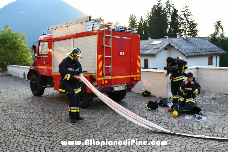 Un altro vigile srotola le manichette - esercitazione di soccorso